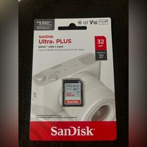 Andis Ultra PLUS 32GB SDHC Card - Red and White